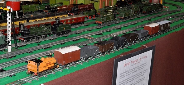 Bonds Bonzone with LMC bakelite goods wagons