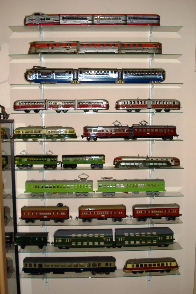 Vintage model train steamliners