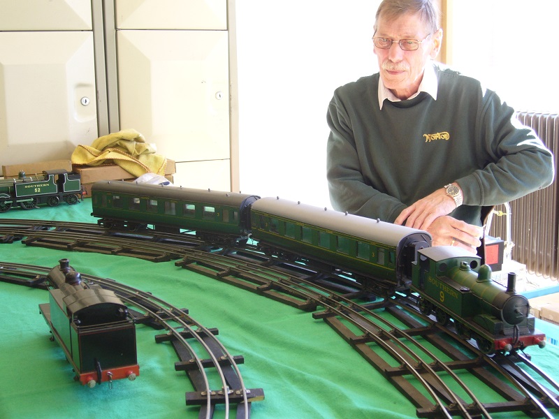 Leeds SR 0-4-4 Tank with SR bakelite coaches