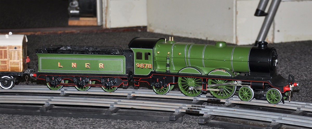 Leeds LNER 4-4-2 Hazeldean with Leeds litho coaches